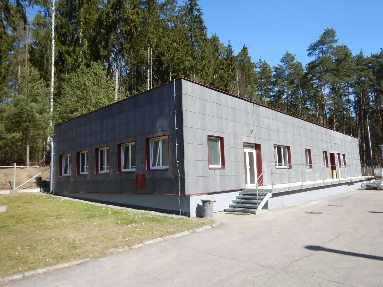 Kontorsbyggnad med ventilerad fasad av grå CETRIS-skivor.